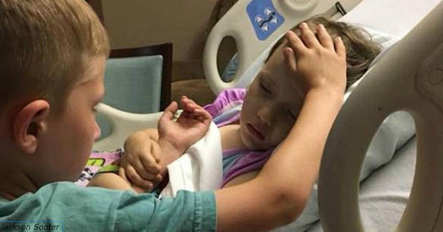 На этом фото 6-летний мальчик утешает умирающую от рака мозга сестренку...