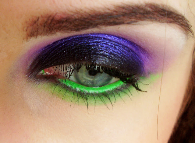 Makijaż fioletowy, makijaż w fiolecie i zieleni, neonowa zieleń na powiekach, makijaż inspirowany minerałami, Kosmiczny makijaż, makeup, wizaż