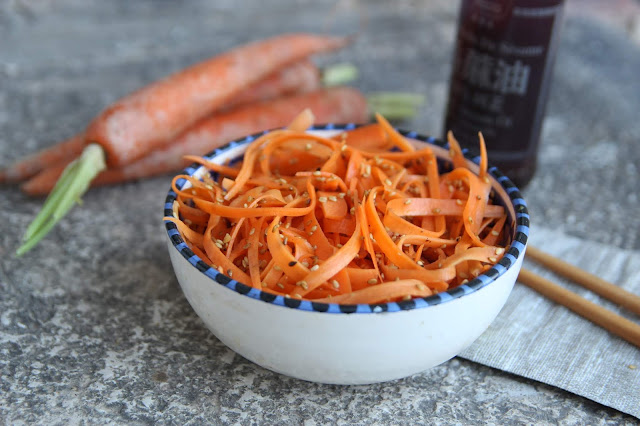 Salade de carottes au sésame https://cuillereetsaladier.blogspot.com/2018/08/salade-de-carottes-au-sesame.html