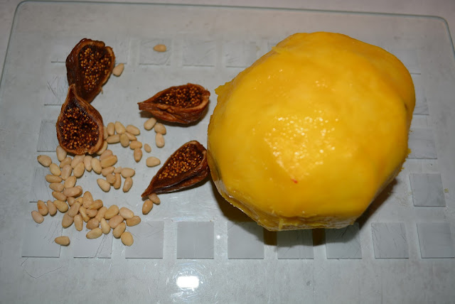 Scharfer Mangosalat mit Minze und Piniernkernen
