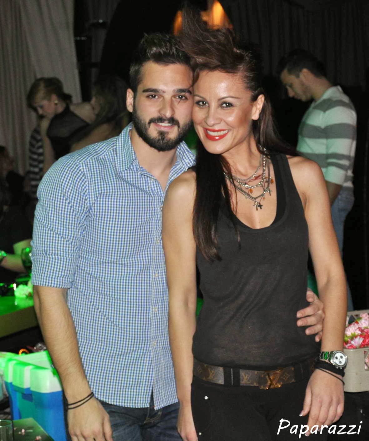 Dating επίδειξη οικοδέσποινα