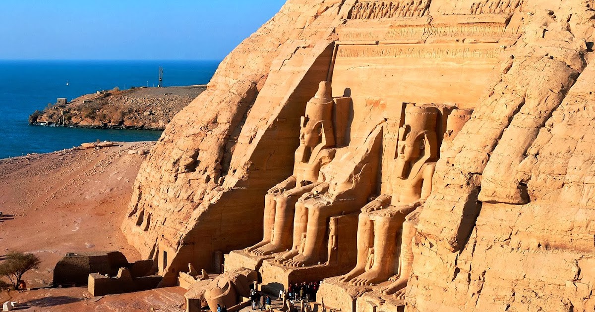 Египет британия. Египет 2021. Египет британия. Пропилеи египет карнак. Туристы в египте.