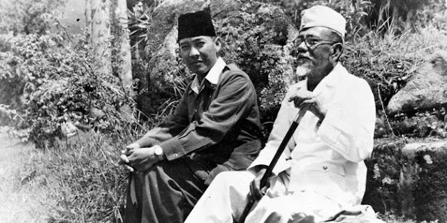 CERDAS : Haji Agus Salim TIUP Asap Rokoknya ke Pangeran PHILIP, 