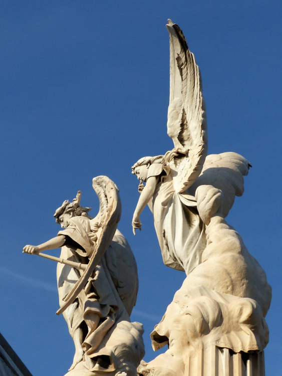 Statue D'ange Antique Sur Le Cimetière Photo stock - Image du historique,  noir: 26386888
