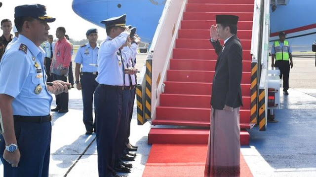 Jokowi Kenakan Sarung Saat Turun dari Pesawat, Netizen pun Ramai Lagi