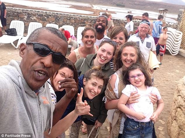 Rất nhiều người muốn được selfie với bản sao của Obama.
