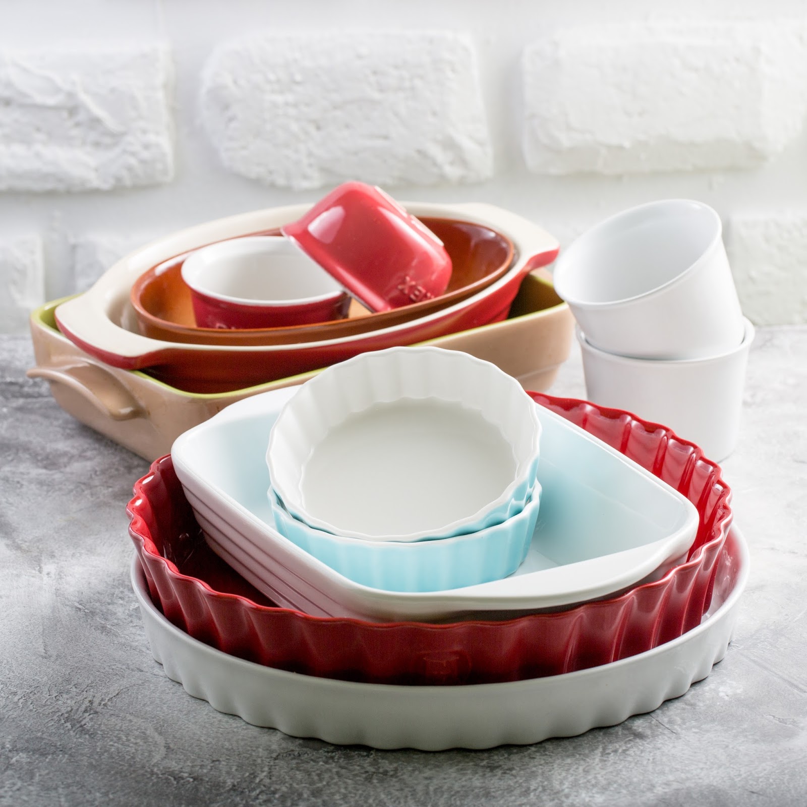 глиняная посуда для запекания в духовке. набор посуды кастрюли и сковородки для индукционных плит. посуда из какого материала лучше. керамическая форма для пирога piccadilly. еда в виде цилиндра.