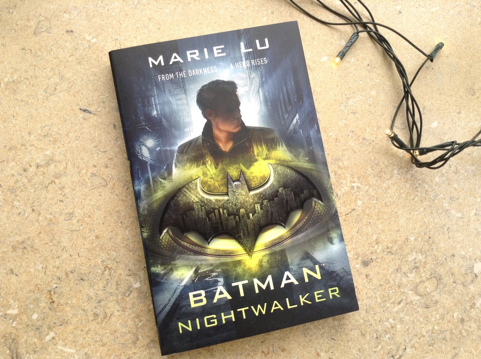 Бэтмен на английском языке. Batman: Nightwalker. Nightwalker книга. Книга про Бэтмена трилогия. Психология Бэтмэна книга.