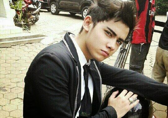 foto-aliando-ganteng-ganteng-serigala.jpg