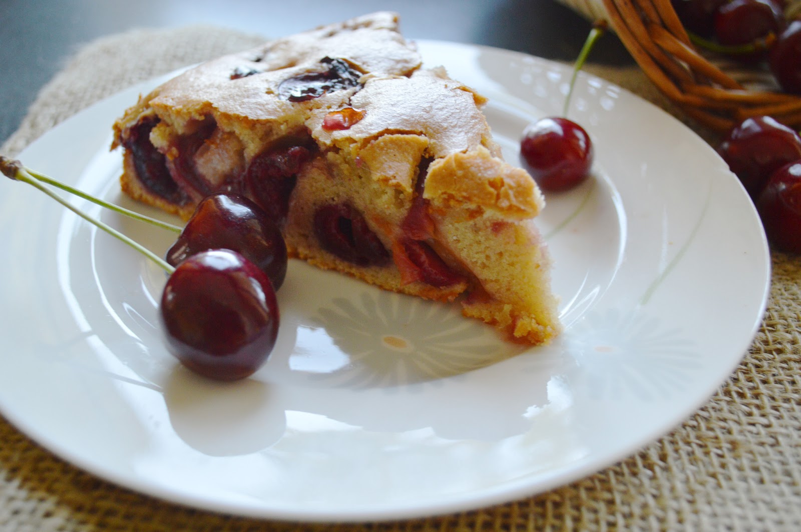 The Magic of Enjoying: Saftiger Kirschkuchen mit Vanille und Zitrone