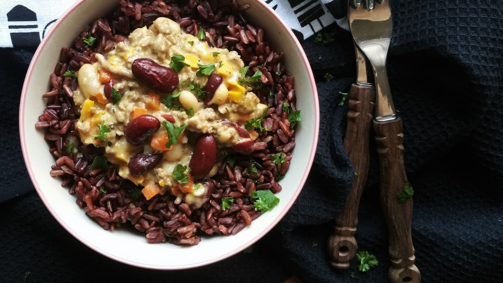 Käse-Hackfleisch-Soße mit lila Reis - Papilio Maackii Käse-Hackfleisch-Soße mit lila Reis - Papilio Maackii