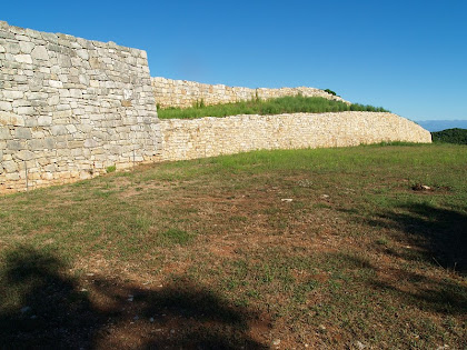 La muralla de 150 metres de longitud del poblat ibèric del Turó del Montgrós