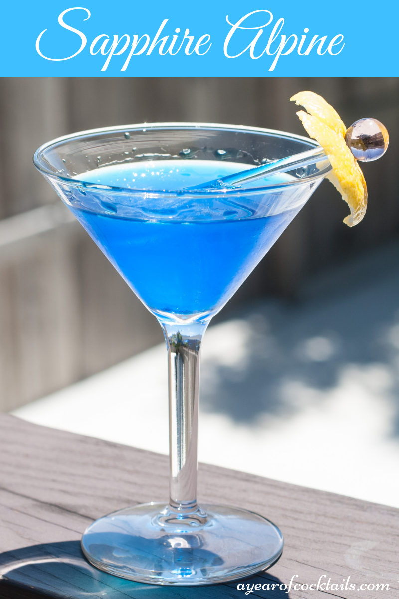 голубой джин. джин блю кюрасао. коктейль с голубым джином. кюрасао блю ликер голубая лагуна. синий джин коктейль.