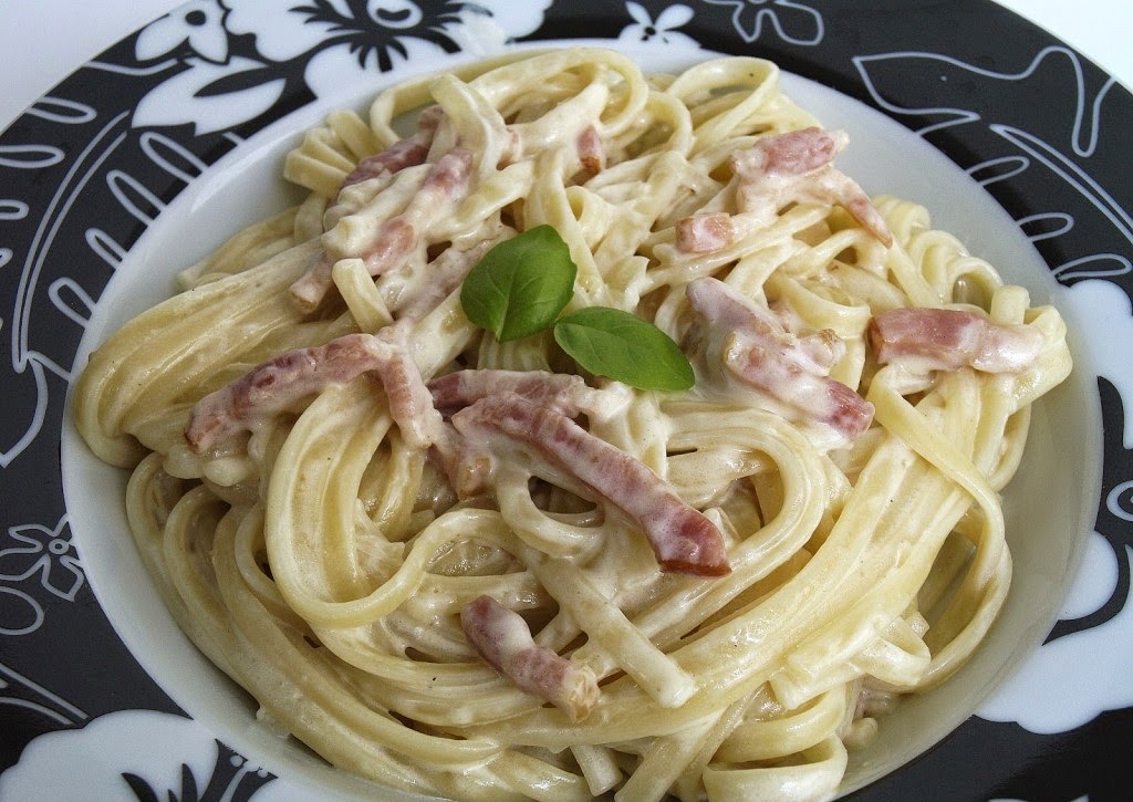 Tallarines a la carbonara con nata y beicon Tallarines a la carbonara con nata y beicon