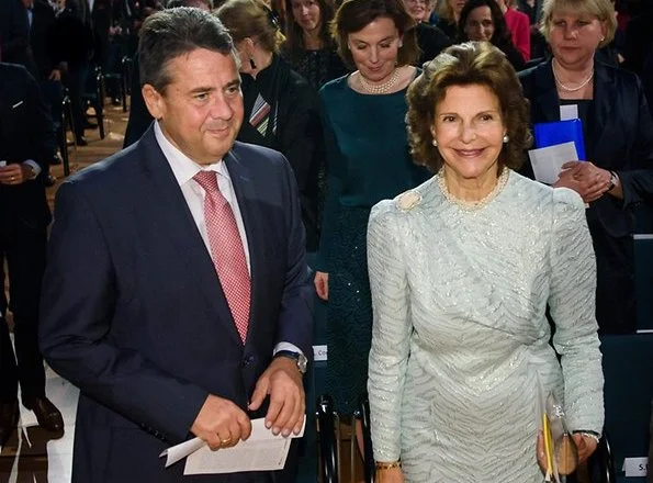 Queen Silviareceived the Theodor Wanner Award at the Allianz Forum in Berlin. Minister Sigmar Gabriel and Ronald Graetz