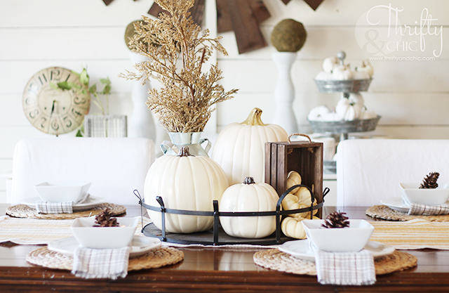 Farmhouse style fall decor and decorating ideas for your dining room. Thanksgiving place setting decor and ideas