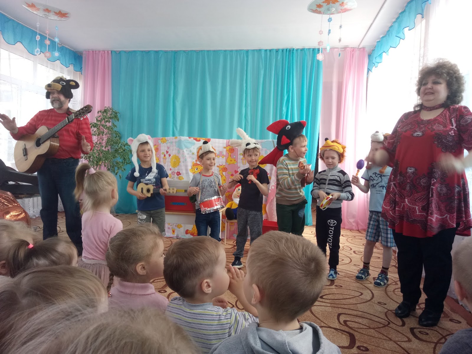 музыкальный спектакль в детском саду. занавес театральная для дет театра зеленого цвета. театр приехал в детский сад. спектакль детей в детском саду. день смеха в детском саду.