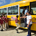 Estudiantes de la escuela Cristo Rey de San Francisco de Macorís reciben con regocijo autobús prometido por el presidente Danilo Medina
