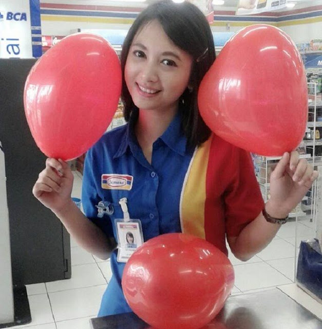 Siti Rohmah, Kasir Unyu Indomaret yang Bisa Bikin Kamu Betah Berbelanja Siti Rohmah, Kasir Unyu Indomaret yang Bisa Bikin Kamu Betah Berbelanja