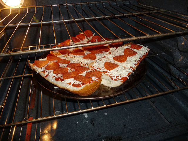 cheap and easy way to make French bread pizza at home,