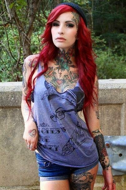 modeo con tatuajes femeninos que le cubren el cuerpo, esta posando muy seductoramente