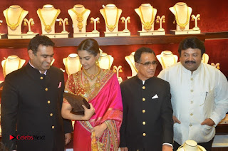 Actress Sonam Kapoor Launch Kalyan Jewellers Anna Nagar Showroom  0025