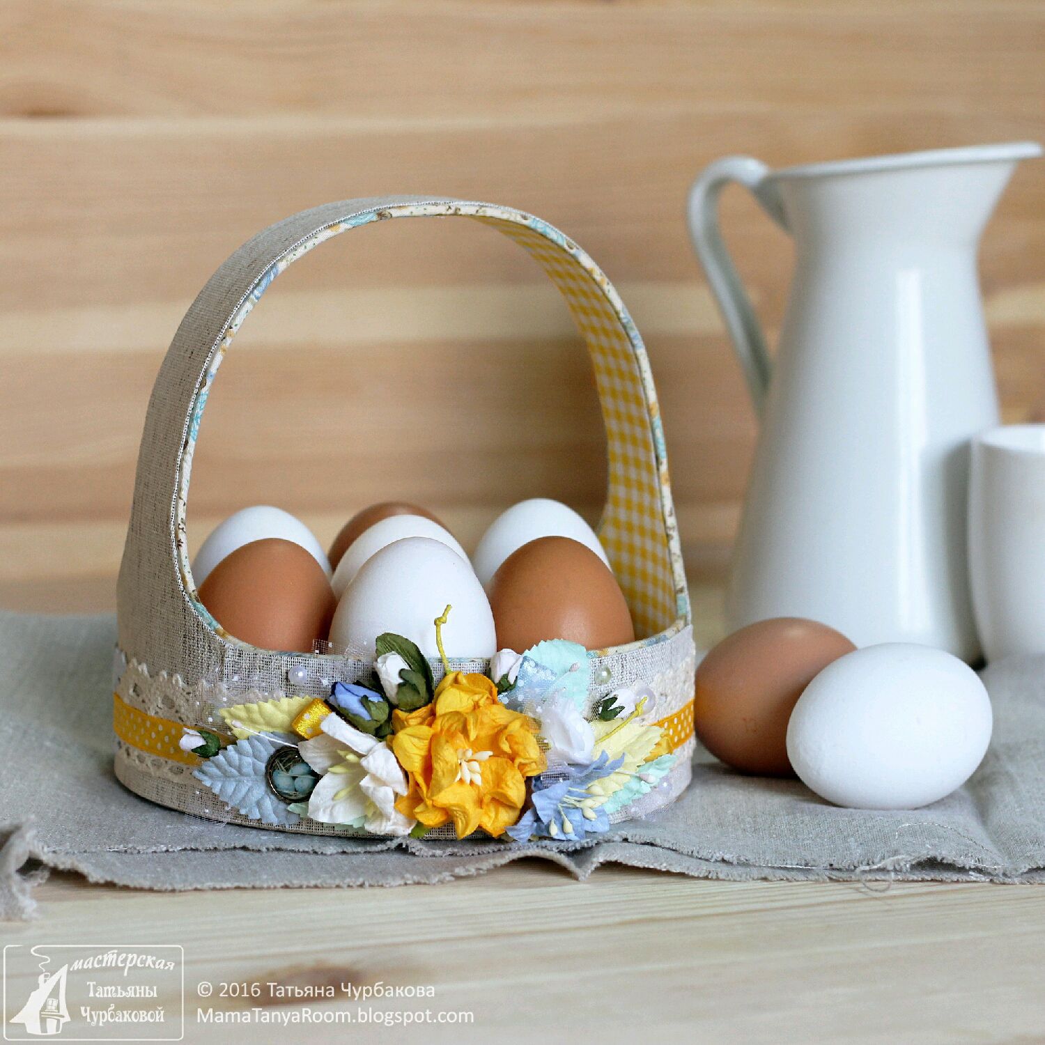 Пасхальный подарок своими руками. Пасхальная корзинка для яиц. Пасхальное яйцо корзина. Корзинка с яйцами. Корзиночка с яйцами.