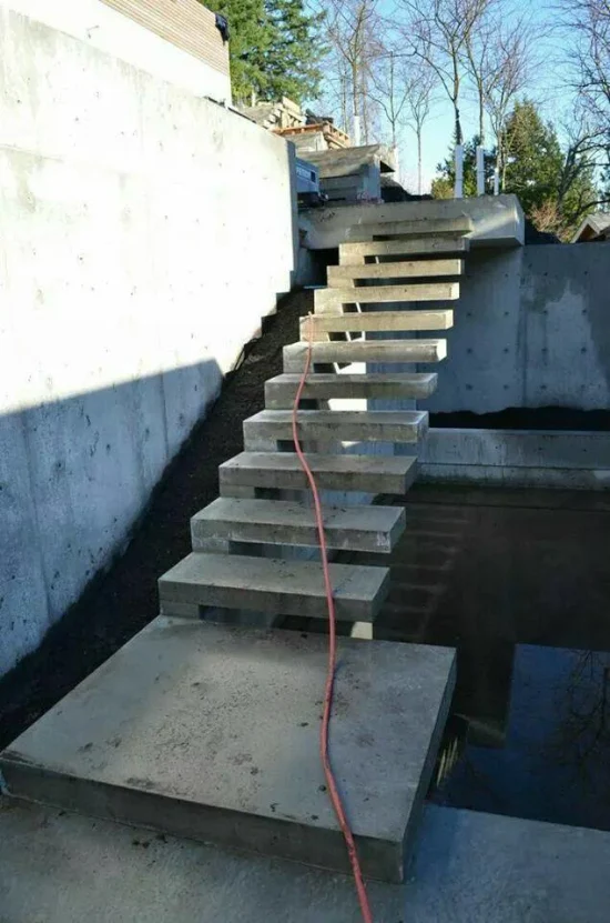 foto konstruksi tangga melayang