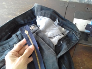 Mengganti Resleting Celana Jeans Warna Hitam Yang Rusak