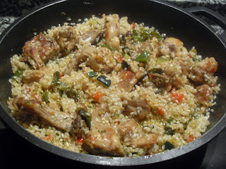 Rehogado de arroz con conejo y verduras.