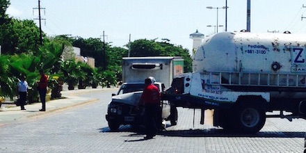 Expediente Quintana Roo: Pipazo en Cancún: reportan fuga de camión de Z-Gas  por choque, Bomberos tiene que escoltar unidad
