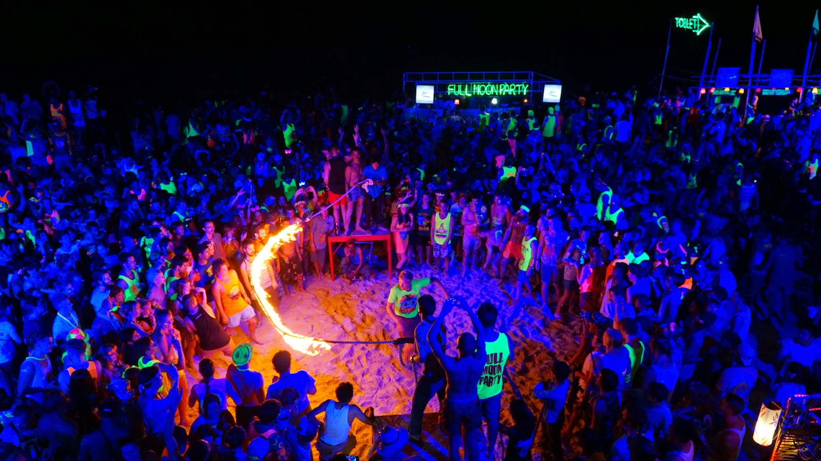 Fire skipping rope, among the list of fun activities you can take part during the full moon party