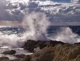 θάλασσα κύματα βράχοι