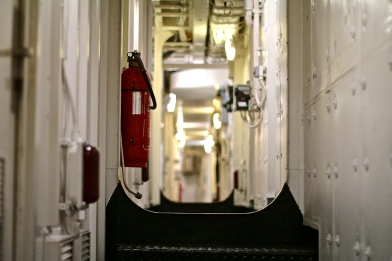 BLOG MODE HOMME PREPPY DANDY CONSEIL STYLE PARIS ELEGANCE TENDANCE JEUNE porte-avions Charles de Gaulle coursive