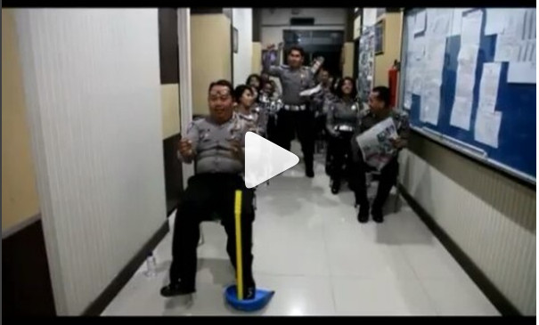 Para Polisi Ini Buat Video Parodi Bus Challenge. Asli Kocak Banget