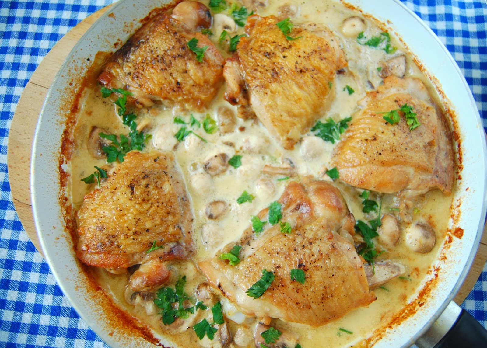 W zaciszu domowej kuchni Kurczak duszony w sosie śmiatanowym na białym