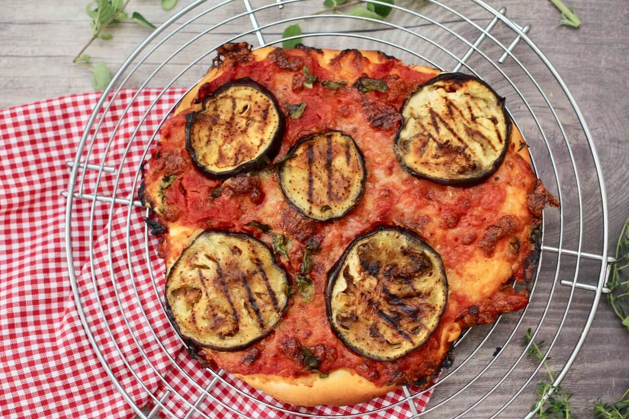 HOME OF HAPPY: PIZZA MIT GEGRILLTEN AUBERGINEN HOME OF HAPPY: PIZZA MIT GEGRILLTEN AUBERGINEN