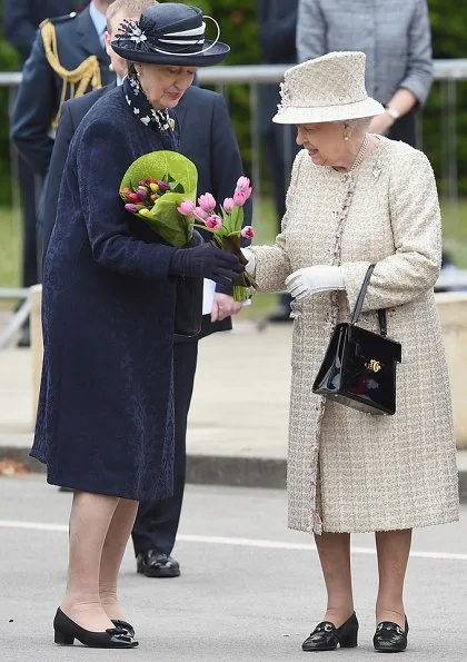Queen Elizabeth Style. Queen Elizabeth and Prince Philip visited the Pangbourne College on the occasion of the school's centenary in Berkshire