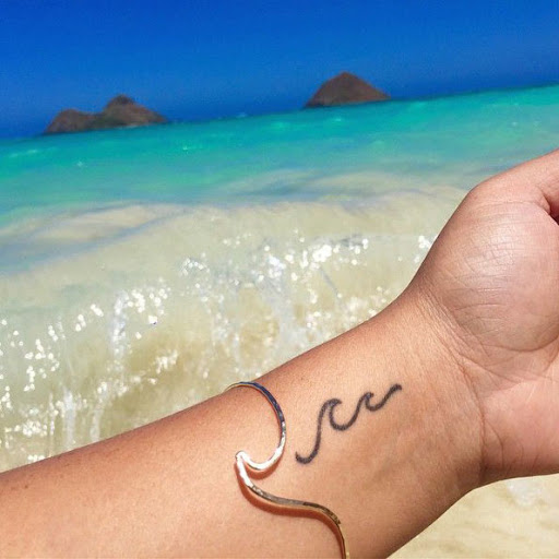 Esta linda tatuagem do pulso