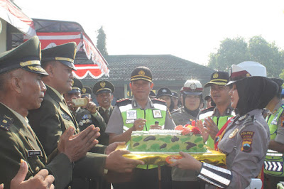 POLRES SRAGEN MEMPERSEMBAHKAN KUE ULANG TAHUN HUT TNI KE-71 DI KODIM 0725/SRAGEN