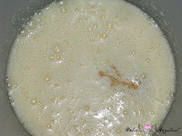 Añadiendo la leche y la esencia de vainilla 