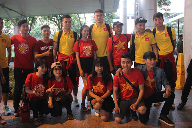 Đội tuyển Việt Nam rạng rỡ về nước chuẩn bị gặp Indonesia