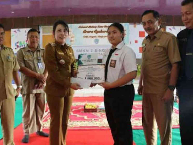 Raih Skor 945 di TOEIC Nasional, Tjhai Chui Mie Berikan Penghargaan ke Winni Fu Raih Skor 945 di TOEIC Nasional, Tjhai Chui Mie Berikan Penghargaan ke Winni Fu