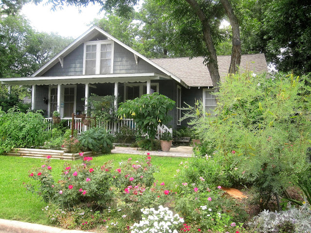 The OtHeR HoUsToN: BUNGALOW FRONT YARD GARDEN IDEAS