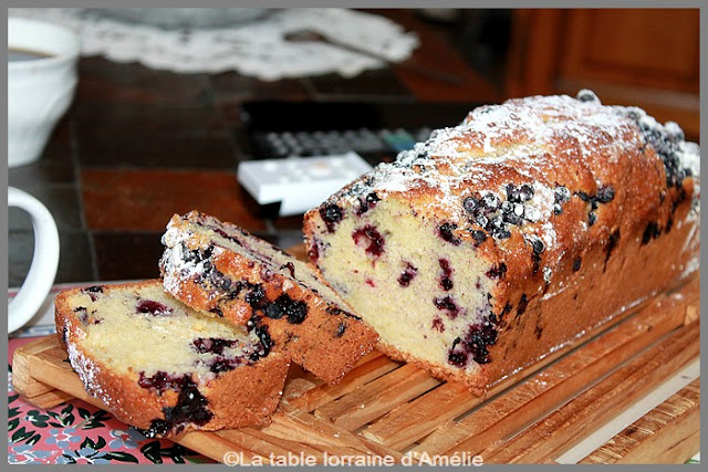 La Table Lorraine D Amelie Cake Au Yaourt Amande Et Myrtilles Au