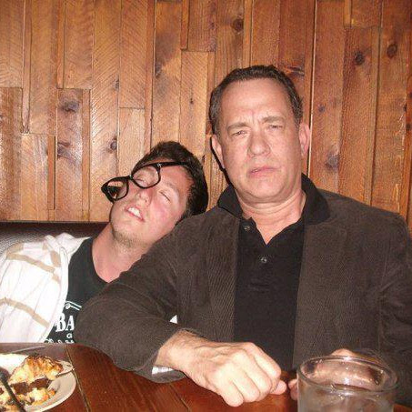 Photo:オスカー俳優のトム・ハンクスがレストランにいたので、かけてるメガネをパクッて、酔っ払いのふりをしたら、冗談のノリにつき合ってくれる、いい人だったことがわかった写真 ! !