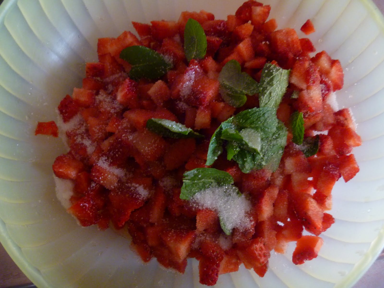 MEZZOGIORNO DI CUOCO MACEDONIA DI FRAGOLE ALLA MENTA E... MA QUANTO E