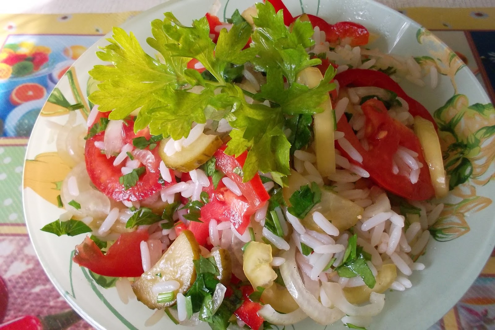 Рисовый салат. Салат с рисом и помидорами. Салат с рисом. Помидор с белым рисом. Салат с болгарским перцем помидорами сыром.