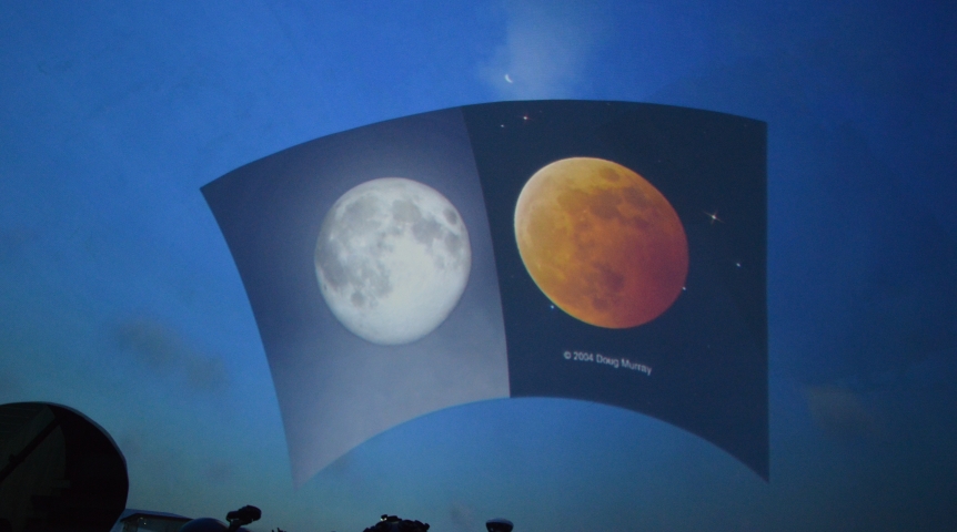 Было ли 2 луны. Суперлуние голубая Луна. Кровавая Луна над Омском. Иллюзия две Луны. Марс в небе Омск.