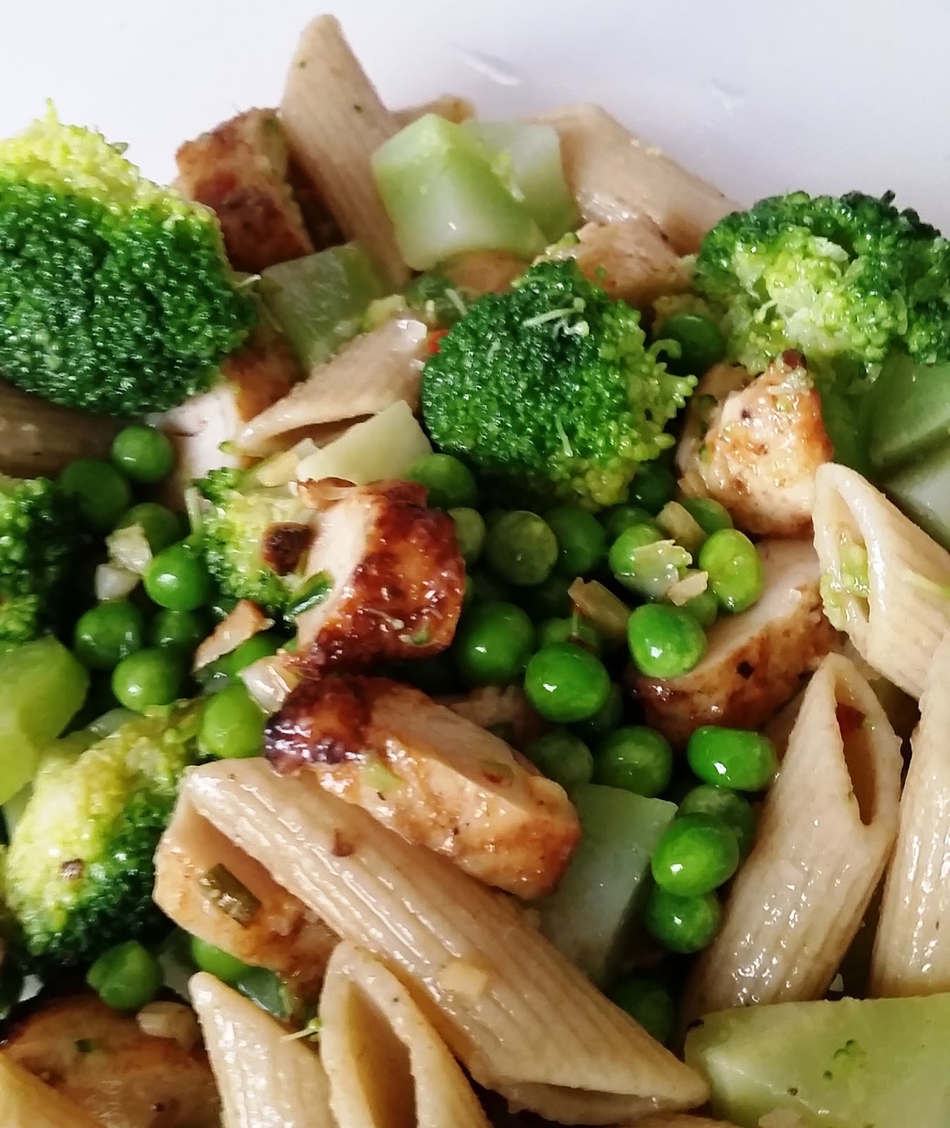 En verden af smag! Spicy Pastasalat med Broccoli og Kylling